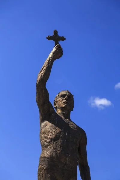 Bronze sculpture of a man holding a cross sign in Ohrid town, Ma — Stock Photo, Image