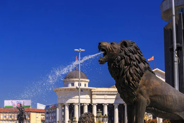 Löwenstatue eines Brunnens auf dem mazedonischen Platz — Stockfoto