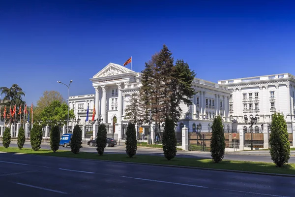 Vista exterior del edificio del gobierno macedonio en Skopje — Foto de Stock