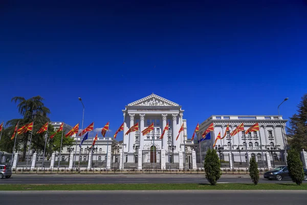 Außenansicht des mazedonischen Regierungsgebäudes in Skopje — Stockfoto