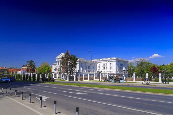 Außenansicht des mazedonischen Regierungsgebäudes in Skopje — Stockfoto