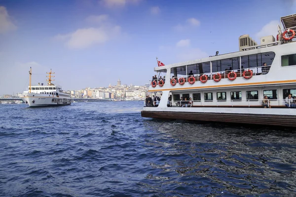 Utsikt över Galata kusten från Eminönü, Istanbul — Stockfoto