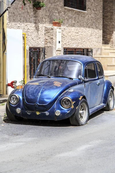 Neprodávané a zastaralé auto zaparkované na ulici v Istanbulu — Stock fotografie
