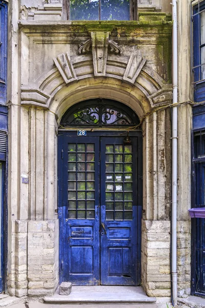 Détail architectural, vieille porte ornée — Photo