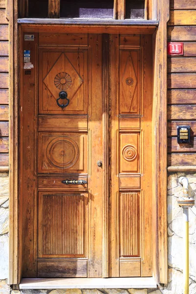 Detalhe arquitetônico, porta ornamentada velha — Fotografia de Stock