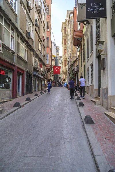 Architectuur en mensen in de straten van Istiklal Avenue — Stockfoto