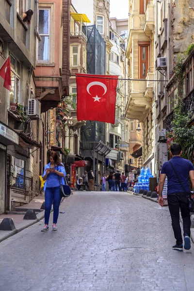 Generic architecture and people walking in Istiklal Avenue — Stock Photo, Image