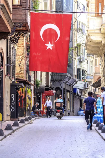 Genel mimari ve özellikle Istiklal Caddesi yürüyüş insanlar — Stok fotoğraf