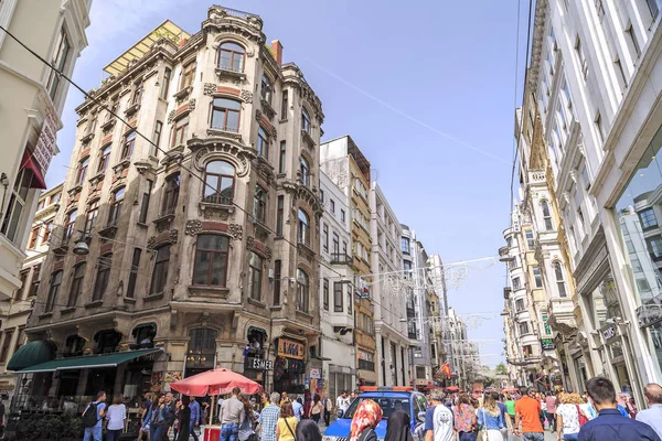 Arquitectura genérica y gente caminando por la avenida Istiklal — Foto de Stock