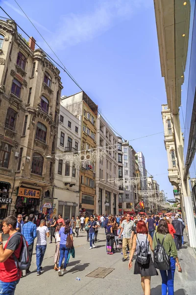 Arquitectura genérica y gente caminando en Istiklal Caddesi o I — Foto de Stock