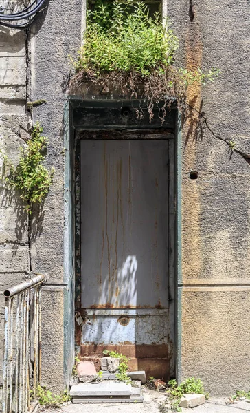 Ржавая Устаревшая Металлическая Дверь Заброшенном Здании Стамбуле Турция — стоковое фото