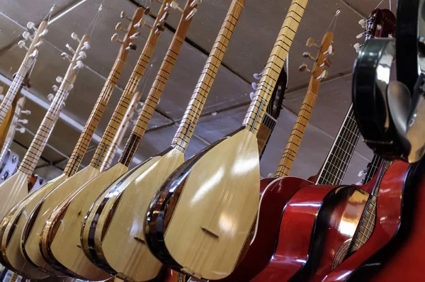 Instrumentos musicales turcos saz y baglama — Foto de Stock