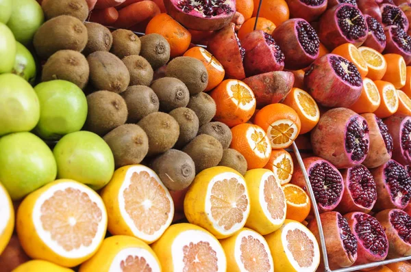 在一个摊位上美味冬季水果 — 图库照片