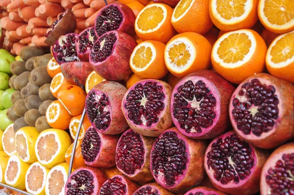 Läckra vintern frukt på ett stall — Stockfoto