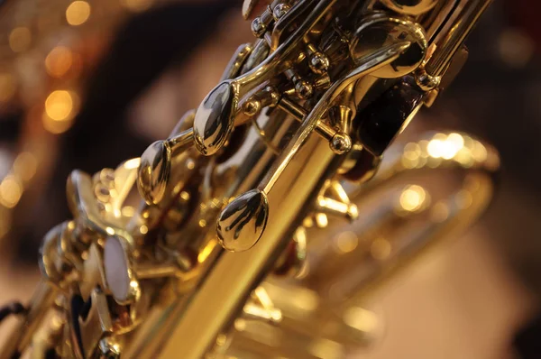 Dettaglio da un nuovo sassofono, strumento musicale a fiato — Foto Stock