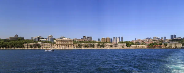 Besiktas coastline, Dolmabahce, Istanbul — Stock Photo, Image