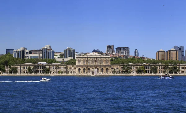 Besiktas coastline, Dolmabahce, Istanbul — Stock Photo, Image