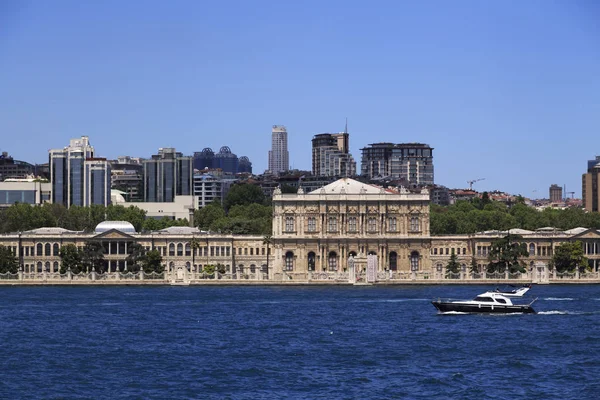 Besiktas coastline, Dolmabahce, Istanbul — Stock Photo, Image