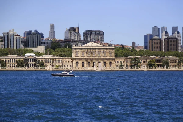 Besiktas coastline, Dolmabahce, Istanbul — Stock Photo, Image