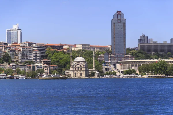 Besiktas coastline, Dolmabahce, Istanbul — Stock Photo, Image