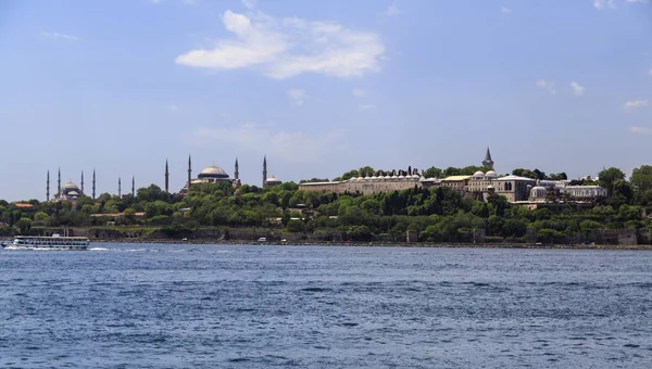 View of Hagia Sophia, the Blue Mosque and Topkapi Palace from th — Stock Photo, Image