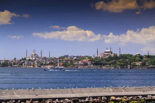 Pohled na chrám Hagia Sophia, modré mešity a paláce Topkapi z th — Stock fotografie