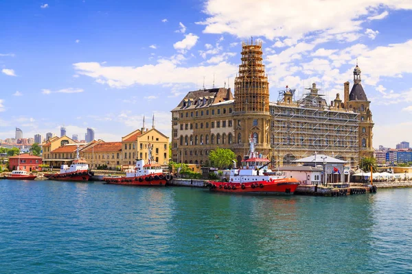 Haydarpasa Stazione ferroviaria e Dockyard sulla costa di Kadikoy — Foto Stock