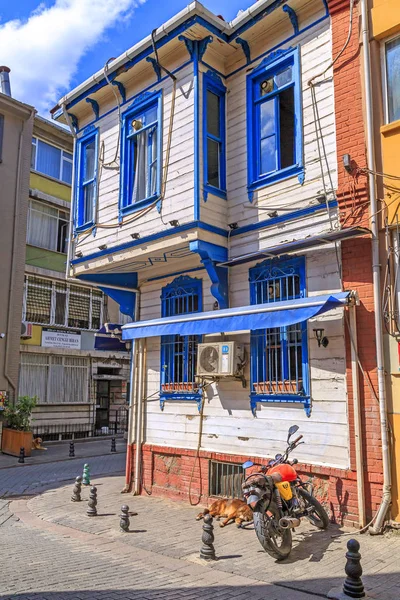 Vista de rua e arquitetura genérica de Kadikoy, Istambul — Fotografia de Stock