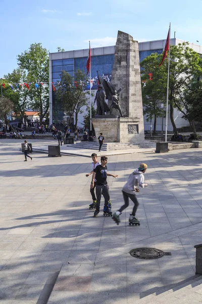 Junge türkische Skateboarder, Istanbul — Stockfoto