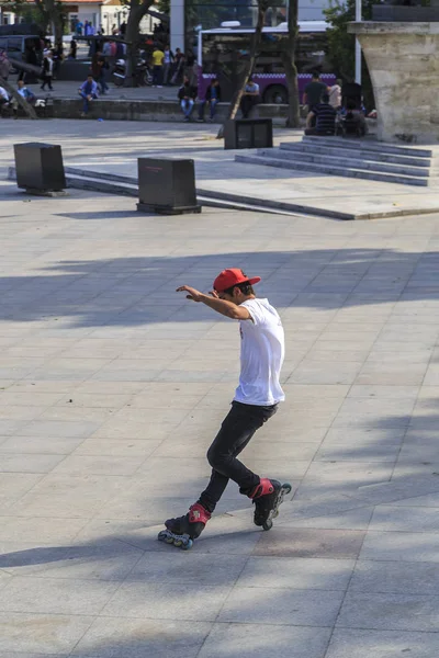 Young Turkish skateboarders, Istanbul — Stock Photo, Image
