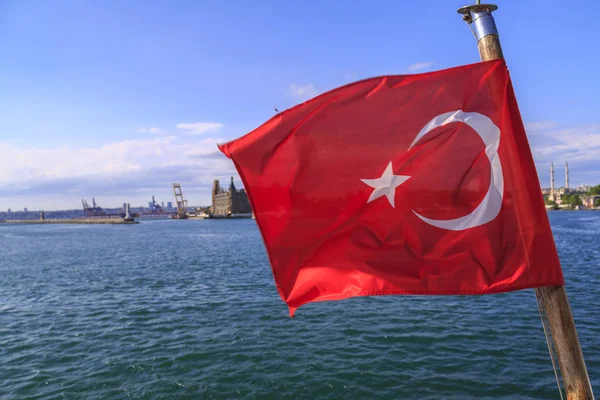 터키 깃발 물결치는 보스포러스 해협에 대 한 페리 — 스톡 사진