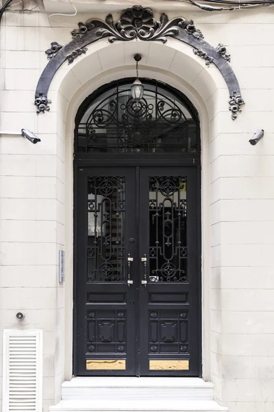 Архітектурні деталі, старі прикрашені двері — стокове фото