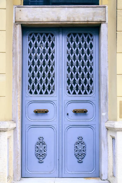 Detalhe arquitetônico, porta ornamentada velha — Fotografia de Stock