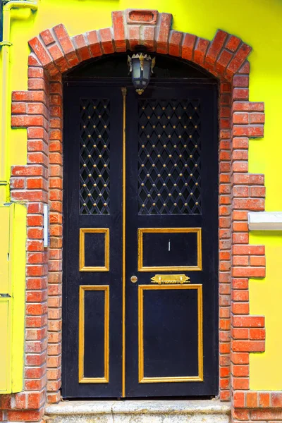 Detalhe arquitetônico, porta ornamentada velha — Fotografia de Stock