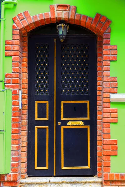 Architectural detail, old ornate door — Stock Photo, Image