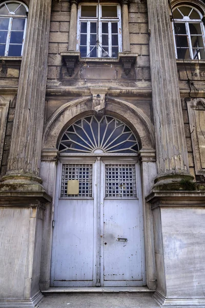 Detalhe arquitetônico, porta ornamentada velha — Fotografia de Stock