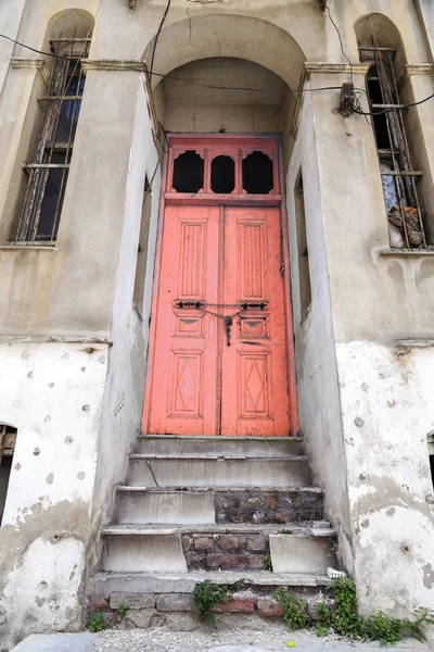 Αρχιτεκτονική λεπτομέρεια, παλιά περίτεχνα πόρτα — Φωτογραφία Αρχείου