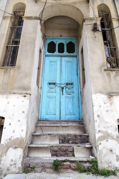 Архитектурные детали, старая декоративная дверь — стоковое фото