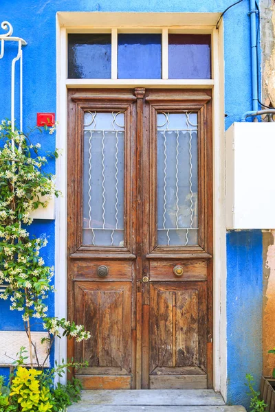 Arkitektoniska detaljer, gamla utsmyckade dörren — Stockfoto