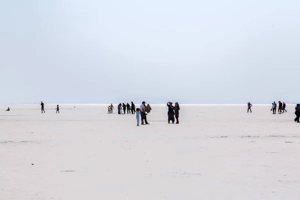 Lake Tuz Turkey September 2017 People Walking Salt Flat Lake — Stock Photo, Image