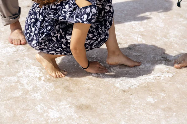 La gente frota sus pies con la sal natural en el lago — Foto de Stock