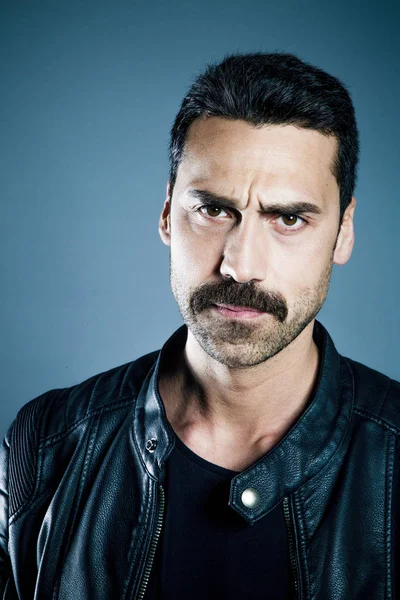 Joven hombre guapo con barba y bigote estudio retrato — Foto de Stock