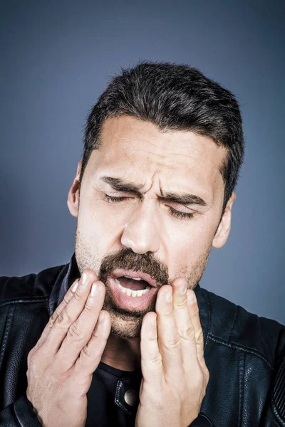 Молодой красивый мужчина страдает от зубной боли — стоковое фото