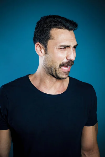 Joven hombre guapo con barba y bigote estudio retrato — Foto de Stock