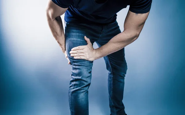 Joven hombre tener problema de rodilla — Foto de Stock