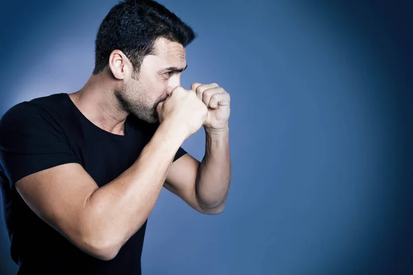 Jeune homme beau avec barbe et moustache portrait studio — Photo