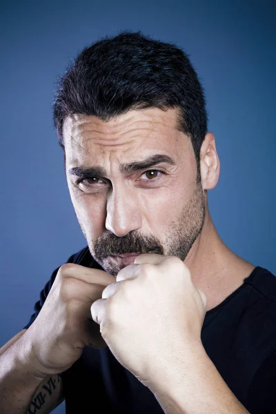 Joven hombre guapo con barba y bigote estudio retrato — Foto de Stock