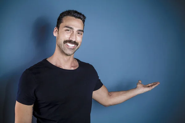 Joven hombre guapo con barba y bigote estudio retrato — Foto de Stock