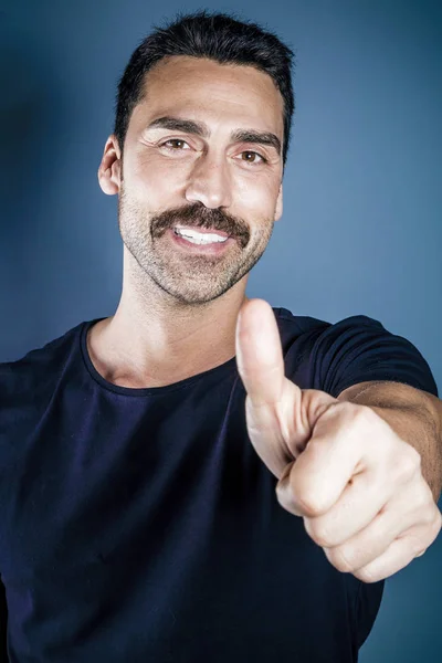 Ung vacker man med skägg och mustasch studio porträtt — Stockfoto