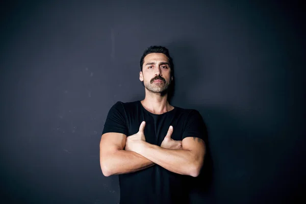 Joven hombre guapo con barba y bigote estudio retrato — Foto de Stock